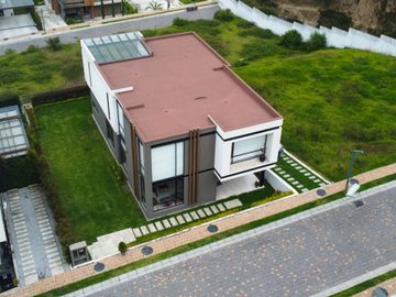 Casa de Lujo en Venta en la Mejor Urbanización de Nayón