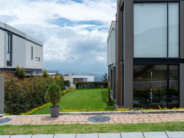 Casa de Lujo en Venta en la Mejor Urbanización de Nayón