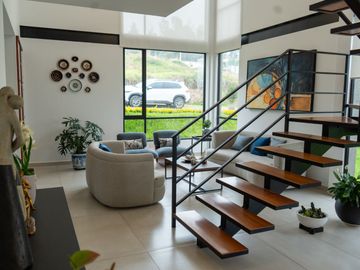 Casa de Lujo en Venta en la Mejor Urbanización de Nayón