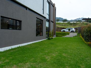 Casa de Lujo en Venta en la Mejor Urbanización de Nayón