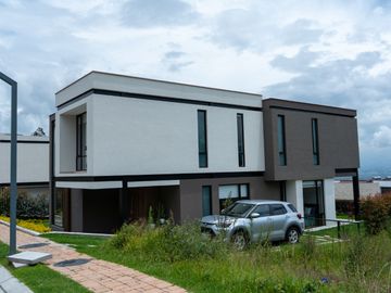 Casa de Lujo en Venta en la Mejor Urbanización de Nayón