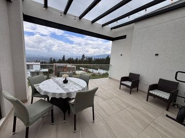 Casa de Lujo en Venta en la Mejor Urbanización de Nayón