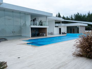 Casa de Lujo en Venta en la Mejor Urbanización de Nayón