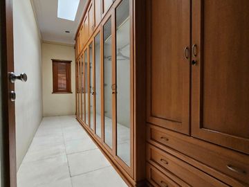 RUMAH LUAS SEMI FURNISH at Jl MAS PUTIH, PERMATA HIJAU