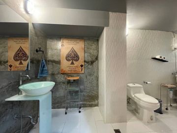 This fully furnished two bedroom, three bathroom town house has a usable area total 240 sq.m.(2,583Sq. ft.) Located in a vibrant area of chiang mai  w