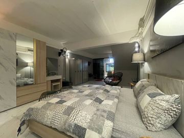 This fully furnished two bedroom, three bathroom town house has a usable area total 240 sq.m.(2,583Sq. ft.) Located in a vibrant area of chiang mai  w