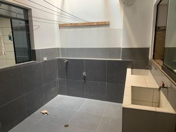 SE VENDE UN LINDO DEPARTAMENTO EN COMAS