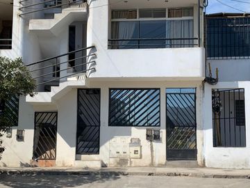 SE VENDE UN LINDO DEPARTAMENTO EN COMAS