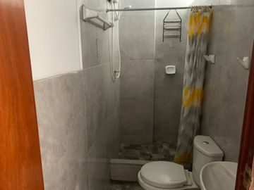 SE VENDE UN LINDO DEPARTAMENTO EN COMAS