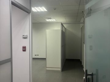 Alquilo oficina 155 m2, 3 coch paralelas, Miraflores