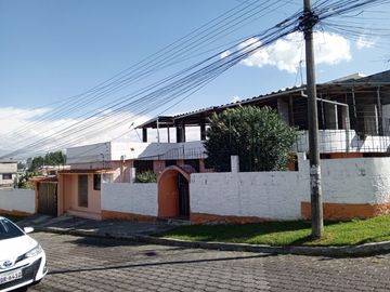venta de casa en sector arupos , valle de los chillos