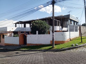 venta de casa en sector arupos , valle de los chillos