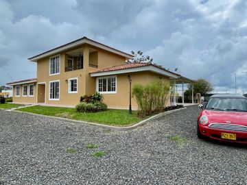 Rento extraordinaria casa campestre via Armenia- Pereira