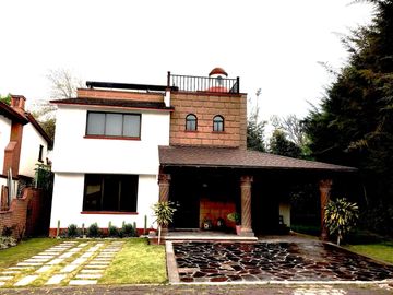 Casa en RENTA a 2 cuadras del centro de Tepotzotlán Edo. México! 4H, 3.5B, 4E!!!