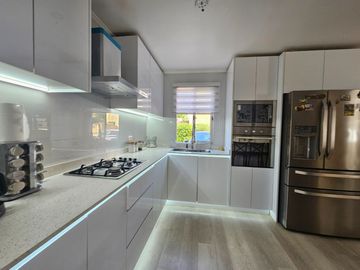 ESPECTACULAR Y HERMOSA¡¡ CASA COMPLETAMENTE REMODELADA, 4 DORMITORIOS