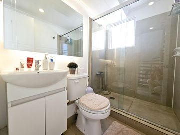 ESPECTACULAR Y HERMOSA¡¡ CASA COMPLETAMENTE REMODELADA, 4 DORMITORIOS