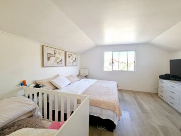 ESPECTACULAR Y HERMOSA¡¡ CASA COMPLETAMENTE REMODELADA, 4 DORMITORIOS