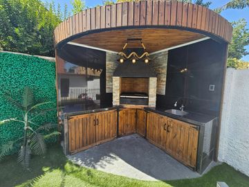 ESPECTACULAR Y HERMOSA¡¡ CASA COMPLETAMENTE REMODELADA, 4 DORMITORIOS