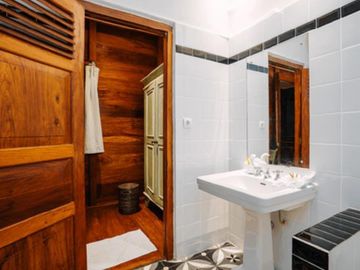 Dijual Ribka Hotel Banda Neira Maluku Lokasi Super Strategis Cocok Untuk Investasi