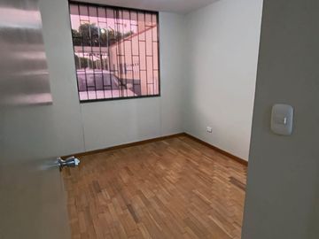 ALQUILER DE DEPARTAMENTO EN 1er. PISO Y FRENTE A PARQUE EN SAN MIGUEL