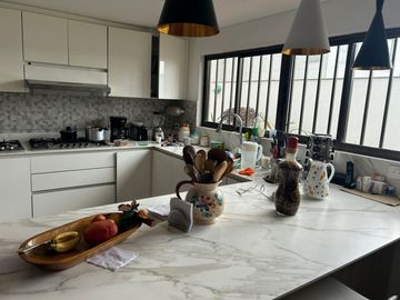 SE VENDE APARTAMENTO AMPLISIMO EN EL SECTOR DEL CABLE CON ASCENSOR