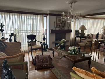 SE VENDE APARTAMENTO AMPLISIMO EN EL SECTOR DEL CABLE CON ASCENSOR