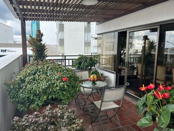 SE VENDE APARTAMENTO AMPLISIMO EN EL SECTOR DEL CABLE CON ASCENSOR