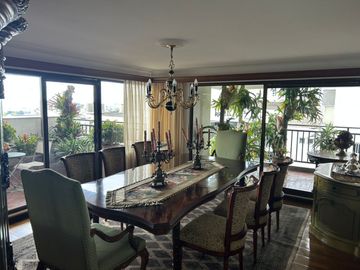 SE VENDE APARTAMENTO AMPLISIMO EN EL SECTOR DEL CABLE CON ASCENSOR