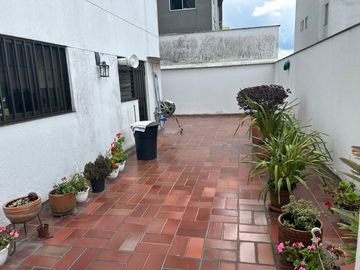 SE VENDE APARTAMENTO AMPLISIMO EN EL SECTOR DEL CABLE CON ASCENSOR