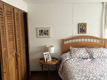 SE VENDE APARTAMENTO AMPLISIMO EN EL SECTOR DEL CABLE CON ASCENSOR