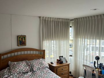 SE VENDE APARTAMENTO AMPLISIMO EN EL SECTOR DEL CABLE CON ASCENSOR