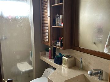 SE VENDE APARTAMENTO AMPLISIMO EN EL SECTOR DEL CABLE CON ASCENSOR