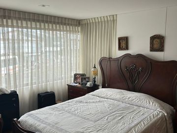 SE VENDE APARTAMENTO AMPLISIMO EN EL SECTOR DEL CABLE CON ASCENSOR