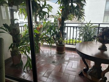 SE VENDE APARTAMENTO AMPLISIMO EN EL SECTOR DEL CABLE CON ASCENSOR