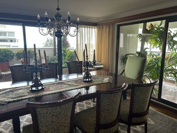 SE VENDE APARTAMENTO AMPLISIMO EN EL SECTOR DEL CABLE CON ASCENSOR