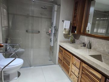 SE VENDE APARTAMENTO AMPLISIMO EN EL SECTOR DEL CABLE CON ASCENSOR