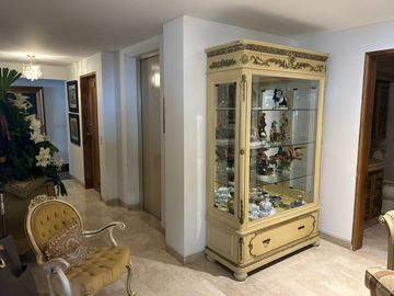 SE VENDE APARTAMENTO AMPLISIMO EN EL SECTOR DEL CABLE CON ASCENSOR
