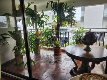 SE VENDE APARTAMENTO AMPLISIMO EN EL SECTOR DEL CABLE CON ASCENSOR