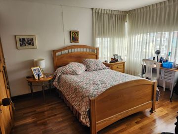 SE VENDE APARTAMENTO AMPLISIMO EN EL SECTOR DEL CABLE CON ASCENSOR