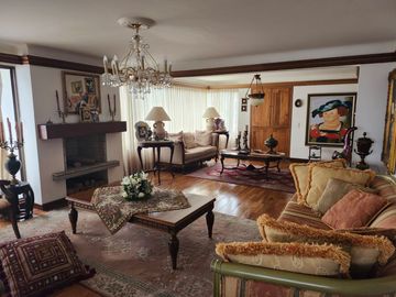 SE VENDE APARTAMENTO AMPLISIMO EN EL SECTOR DEL CABLE CON ASCENSOR