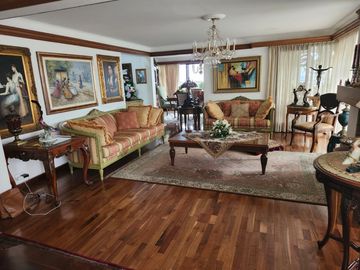 SE VENDE APARTAMENTO AMPLISIMO EN EL SECTOR DEL CABLE CON ASCENSOR