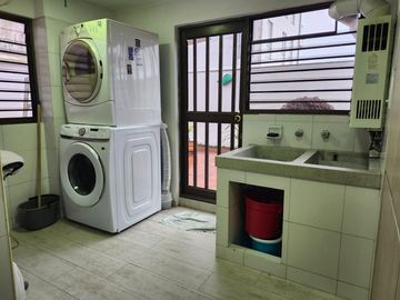 SE VENDE APARTAMENTO AMPLISIMO EN EL SECTOR DEL CABLE CON ASCENSOR