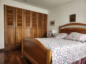 SE VENDE APARTAMENTO AMPLISIMO EN EL SECTOR DEL CABLE CON ASCENSOR