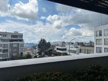 SE VENDE APARTAMENTO AMPLISIMO EN EL SECTOR DEL CABLE CON ASCENSOR
