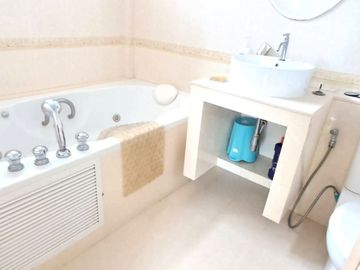 Selling a detached house in Navy House 22, Bang Sareh Sub-district, Sattahip District, Chonburi Province.