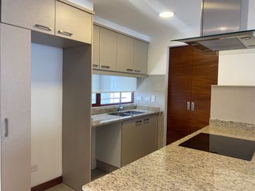 SE VENDE EXCELENTE DEPTO EN CUMBAYA (Sector Colegio Menor, Parque de Cumbayá)