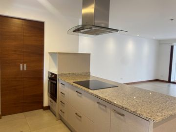 SE VENDE EXCELENTE DEPTO EN CUMBAYA (Sector Colegio Menor, Parque de Cumbayá)