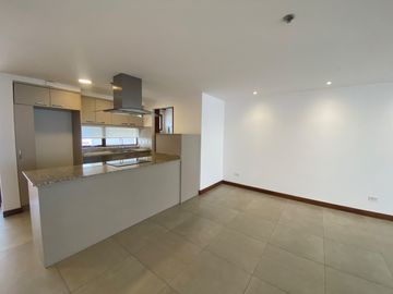 SE VENDE EXCELENTE DEPTO EN CUMBAYA (Sector Colegio Menor, Parque de Cumbayá)