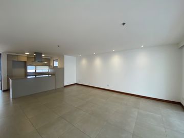 SE VENDE EXCELENTE DEPTO EN CUMBAYA (Sector Colegio Menor, Parque de Cumbayá)