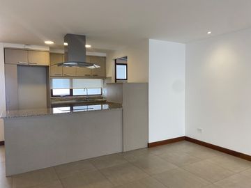 SE VENDE EXCELENTE DEPTO EN CUMBAYA (Sector Colegio Menor, Parque de Cumbayá)